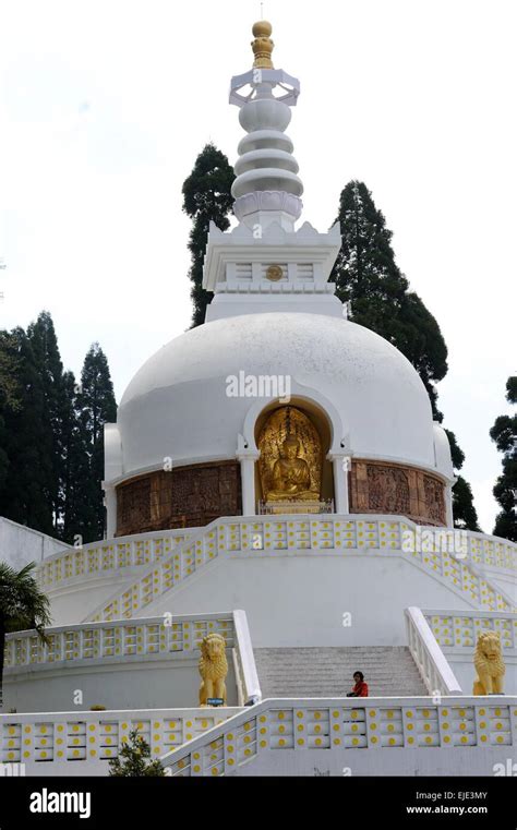 Japanese peace pagoda darjeeling hi-res stock photography and images ...