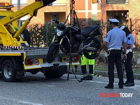 Incidente A Casalecchio Moto Finisce Sotto Un Auto Centauro In Ospedale