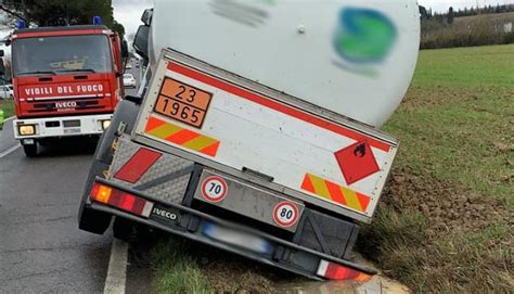 Cisterna Carica Di Gpl Finisce Fuori Strada