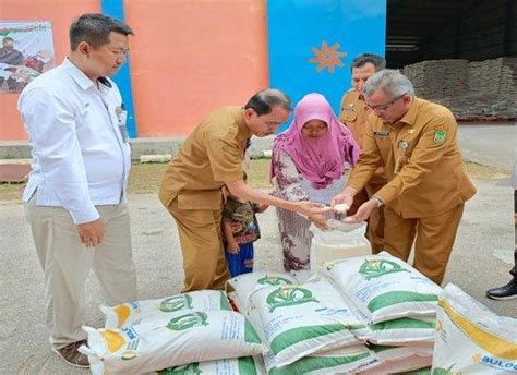 Perum Bulog Batam Majukan Pembagian Bantuan Beras Ke Warga Rmnews Id