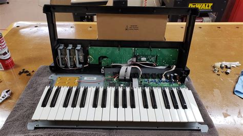 Inside The Akai Miniak Rsynthesizers