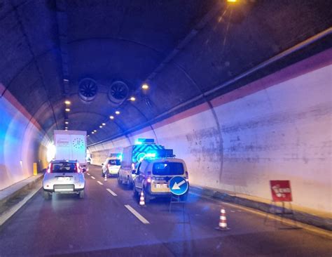 Ss Incidente Nel Tunnel Del Monte Barro Un Ferito E Code