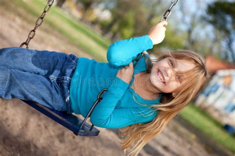 Petite Fille Sur Une Oscillation Image Stock Image Du Gosse Gens