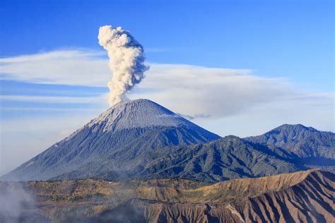 Gunung Semeru Erupsi Hati Hati Ini Dampak Abu Vulkanik Bagi Mobil Seva