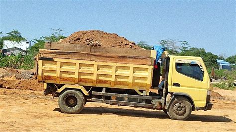 Dump Truk Proyek MoncongLoe Mitsubishi CANTER Bongkar Muatan Timbunan