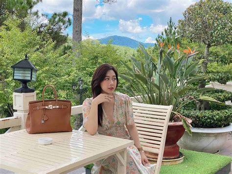 Hiếm khi hở BTV VTV Hà My tung ảnh diện bikini hôn phu triệu phú tuổi có ngẩn ngơ
