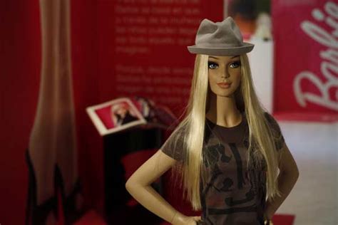 Barbie Icono De Los Juguetes Y Símbolo De La Cultura Pop Celebra Su