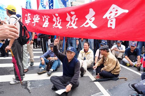 【圖輯】八百壯士政院前抗議爆衝突 嗆明天再赴總統府 民報 Peoplenews