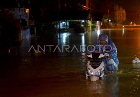 Evakuasi Mandiri Akibat Banjir Antara Foto