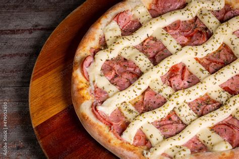 Foto De Pepperoni Pizza With And Catupiry Cheese On Wooden Background