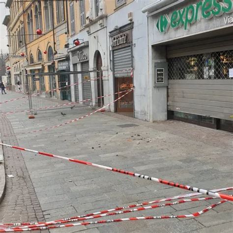 Via Tasso Cadono Calcinacci Dal Tetto Marciapiede Chiuso