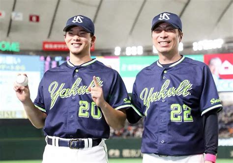 ＜巨・ヤ＞プロ初勝利の木沢（左）は高津監督と笑顔で1勝のポーズ（撮影・村上 大輔） ― スポニチ Sponichi Annex 野球