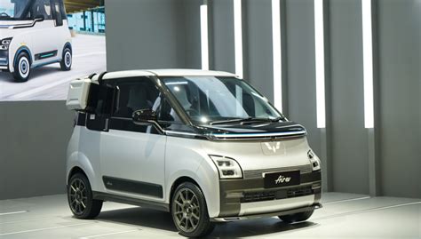 Wuling Tampilkan Dua Unit Special Display Kendaraan Listriknya Air Ev