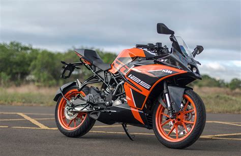 KTM RC 125: Track Ride Review | BikeDekho