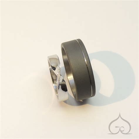 mobius trouwring wit goud zwarte titanium ring Atelier Jérome