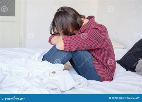 Femme Triste Pleurant Et Cachant Le Visage Photo Stock Image Du