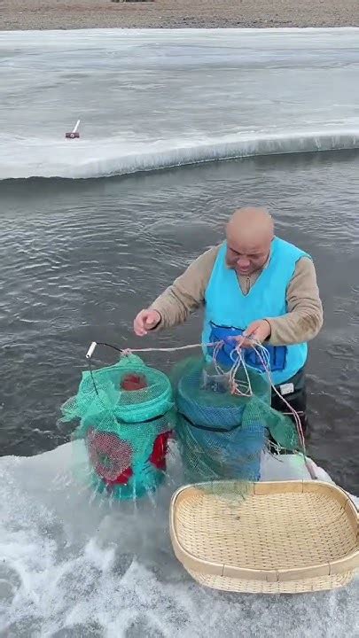 【搞笑漁民生活】河面冰凍，捕魚的最佳時間，魚獲滿滿捕魚護外抓魚shorts Youtube