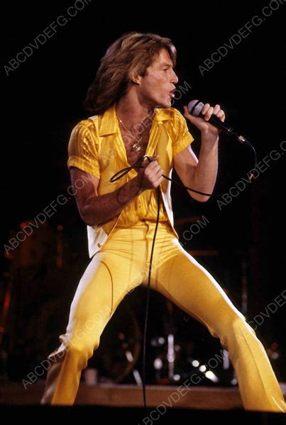 Andy Gibb live on stage 8b20-6533 – ABCDVDVIDEO