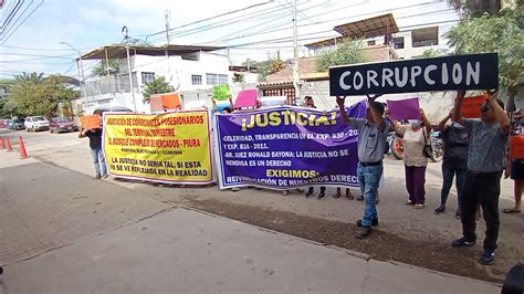 Piura Con Un Ata D En Hombros Comerciantes De El Bosque Piden