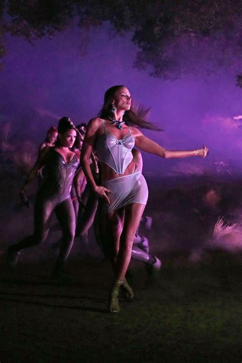 Irina Shayk Rouba A Cena Em Desfile De Lingerie De Grife De Rihanna Em Meio A Not Cias De Volta