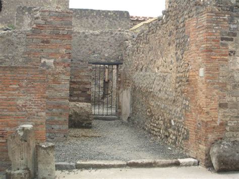 VI 8 13 Pompeii May 2005 Entrance Doorway Looking West