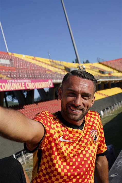 Gianluca Lapadula Benevento Present Su Nueva Camiseta Con Peruano A