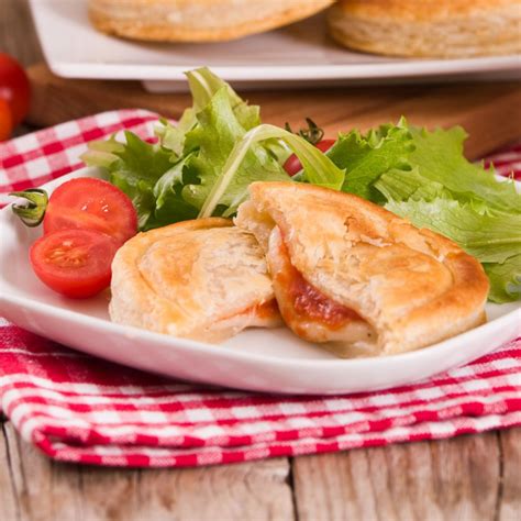 Panzerotti Di Pasta Sfoglia Ripiena Prosciutto Pomodoro E Mozzarella