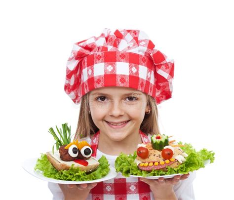 Muchacha En Uniforme Del Cocinero Con El Reloj Y Veggies En La Cocina Imagen De Archivo Imagen