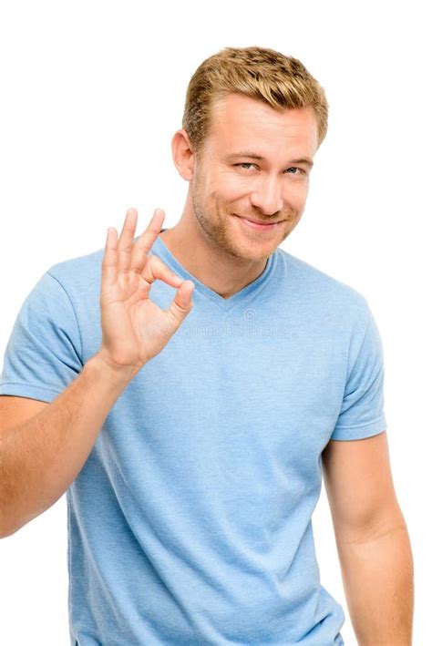 Sinal Feliz Da Aprovação Do Homem Retrato No Fundo Branco Foto de