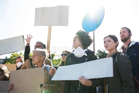 Personas Con Carteles Y Afiches Sobre La Huelga Global Por El Cambio