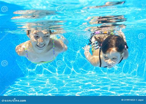 Las Muchachas Felices Nadan Bajo El Agua En Piscina Imagen De Archivo Imagen De Azul Muchacha