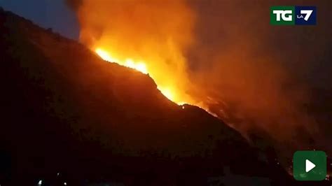 Napoli A Fuoco La Collina Dei Camaldoli Il Video Delle Fiamme