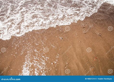 Praia Do Mar Dentro A Onda Branca Da Espuma Foto De Stock Imagem