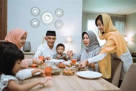 7 Keuntungan Buka Puasa Di Rumah Bersama Keluarga