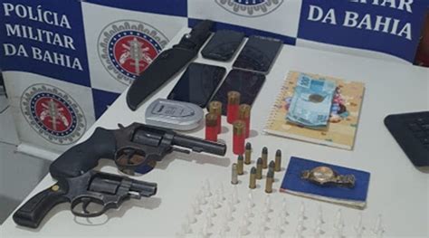 Polícia apreende drogas armas e R 820 00 em casa de suspeitos