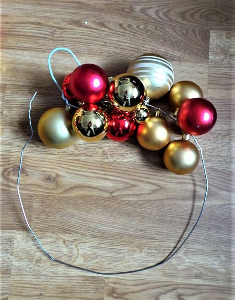 Make a Christmas Bauble Wreath the Easy Way - Crafting Happiness