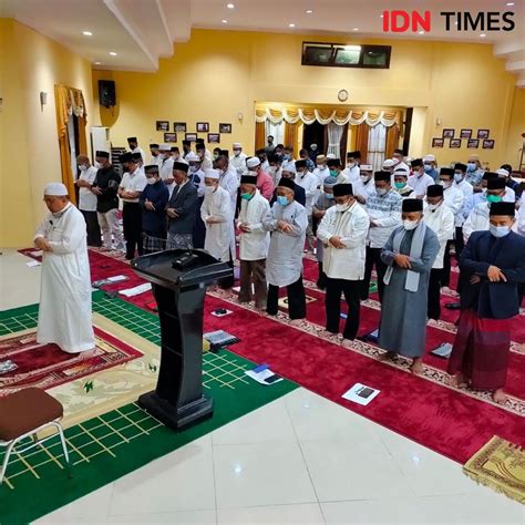 Warga Balikpapan Gelar Salat Sunah Gerhana Bulan