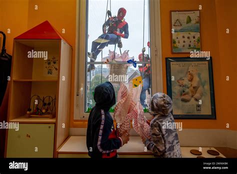 Spiderman Volanti Consegnano Uova Di Pasqua Ai Bimbi Del Reparto