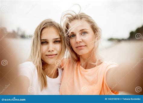 Deux Jeunes Jolies Filles Blondes Prennent Un Selfie Sur La Plage Un