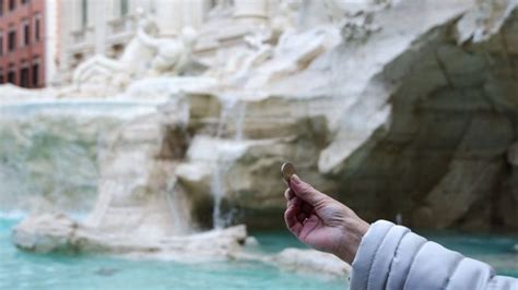 Por qué se tiran monedas en la Fontana de Trevi