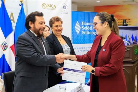 Gradúan a segunda promoción de diplomado sobre el SICA Presidencia de