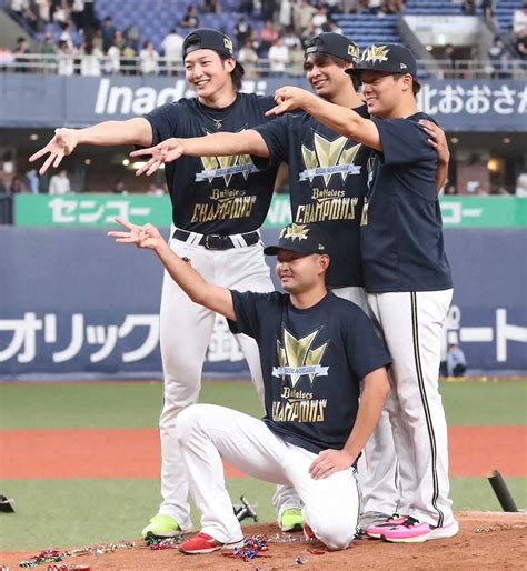 ＜オリックス・祝勝会＞ビールに悲鳴を上げる山崎颯一郎は男前だいなし（撮影・須田 麻裕子） ― スポニチ Sponichi Annex 野球