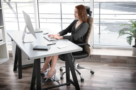 Proper Sitting Posture At A Computer According To Experts Ergonomic