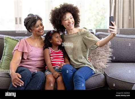 Familia De Varias Generaciones De Razas Mixtas Disfrutando De Su Tiempo