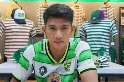 Malik Risaldi Resmi Diperkenalkan Sebagai Pemain Baru Persebaya