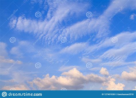 El Cielo Extenso Y Las Nubes Blancas Flotan En El Cielo Foto De Archivo