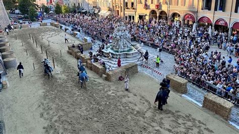 Lo Spettacolo Torna In Una Piazza Del Popolo Gremita Ecco Il Cavaliere