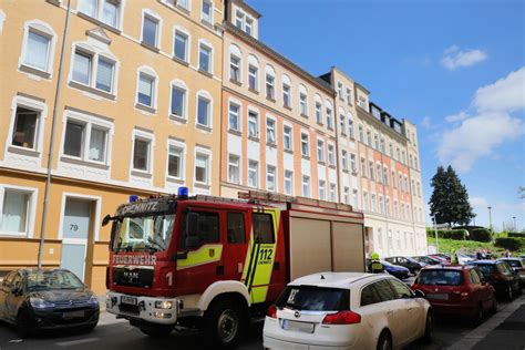 Feuerwehreinsatz in Chemnitz Brand in Hinterhof lässt Scheiben zerspringen