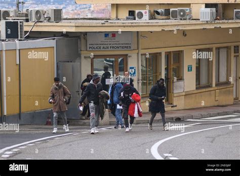 Puesto Fronterizo Entre Italia Y Francia En Menton Francia El De