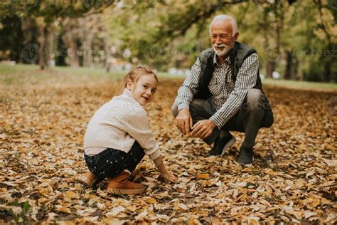 Grand P Re Passe Du Temps Avec Sa Petite Fille Dans Le Parc Le Jour De